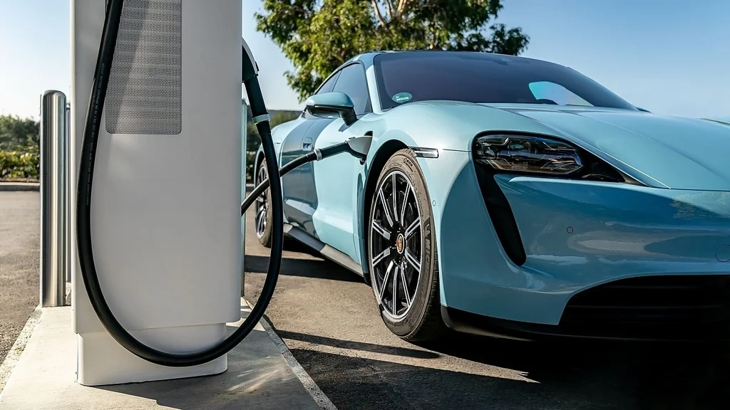 Færre elbiler står stille med tomt batteri