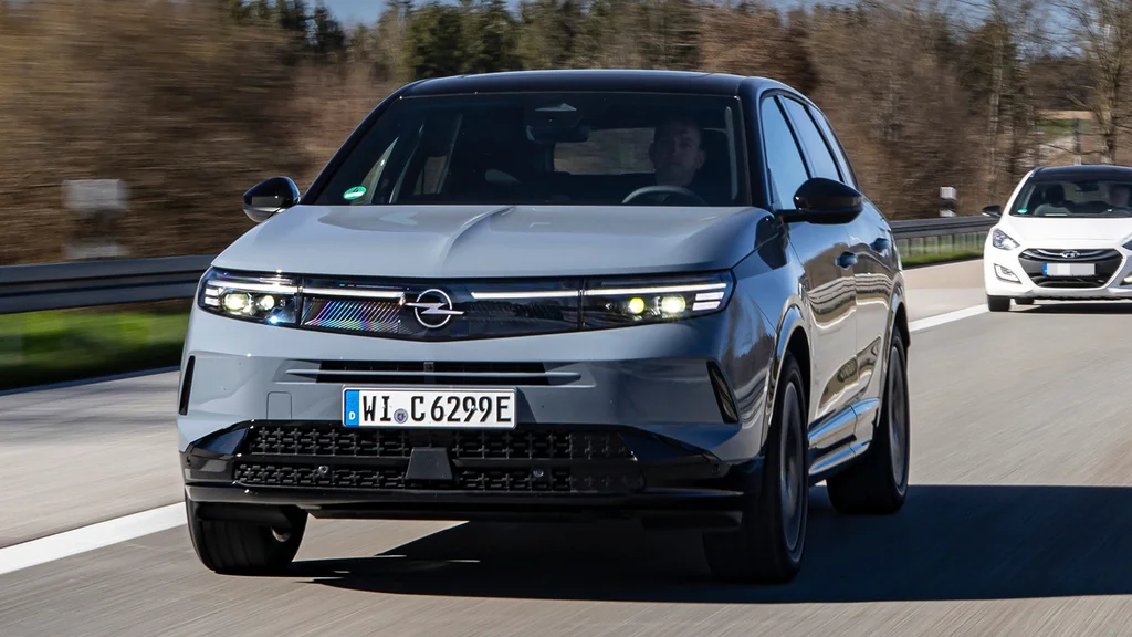 Opel Grandland PHEV: Pitkä matka ilman tankkausta