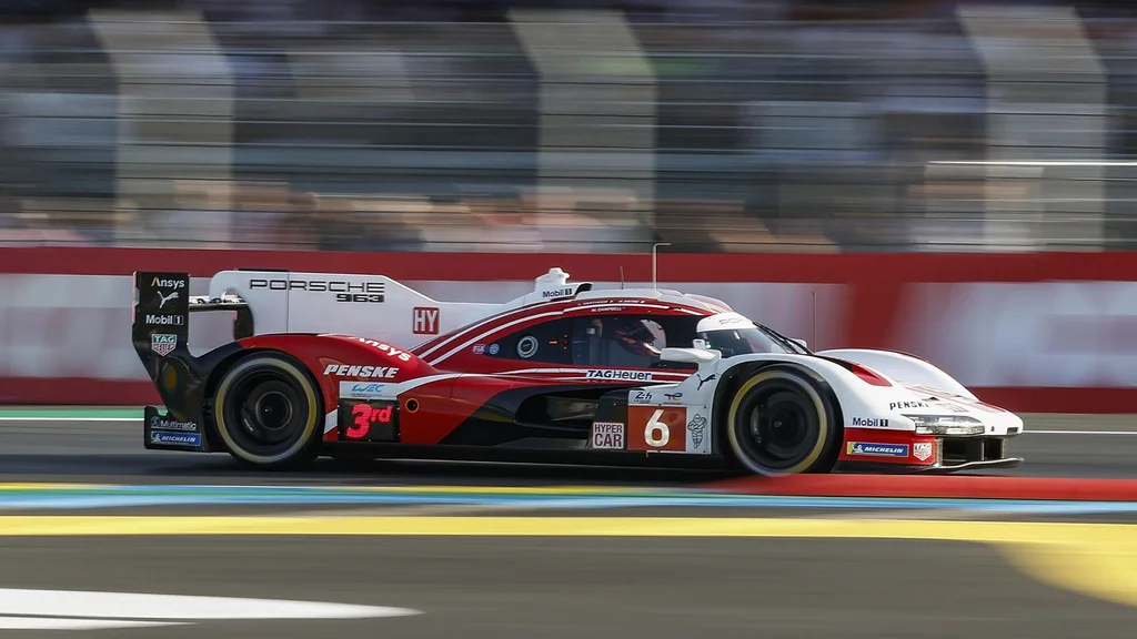 Dramatikk i Le Mans: Toyota og Porsche