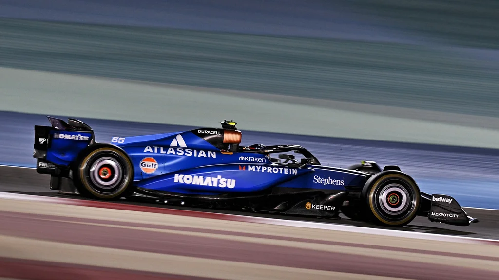 Hamilton imponerar med Ferrari i Bahrain