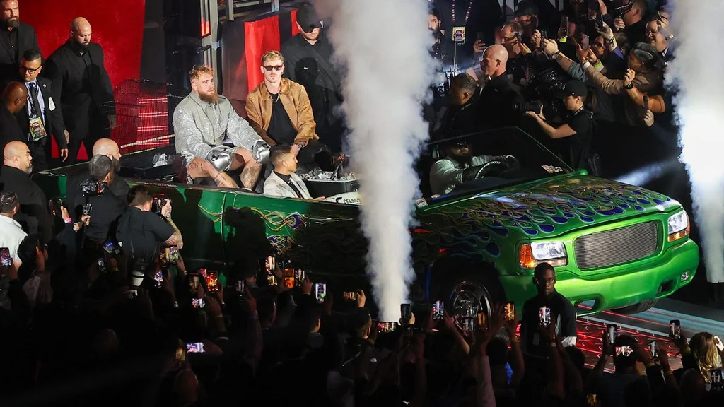 Jake Paul a jeho originálny truck na vstupe do ringu
