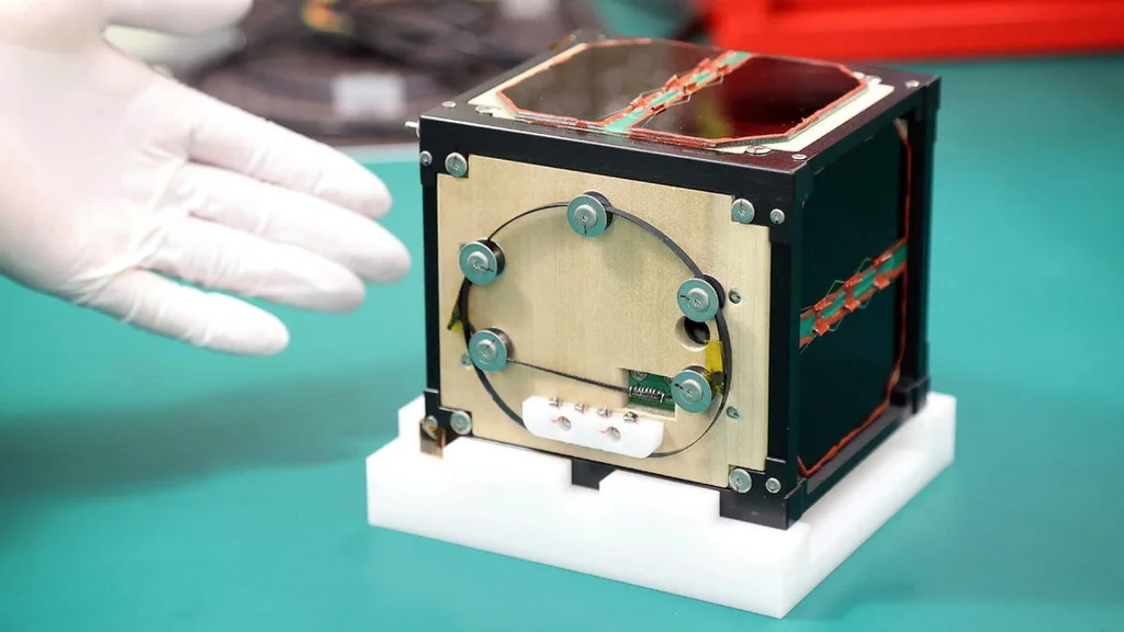 Drewniany satelita w kosmosie - test na Marsa