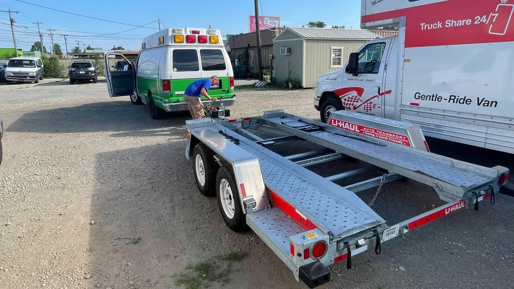 Nový veľký prívěs U-Haul na automobily
