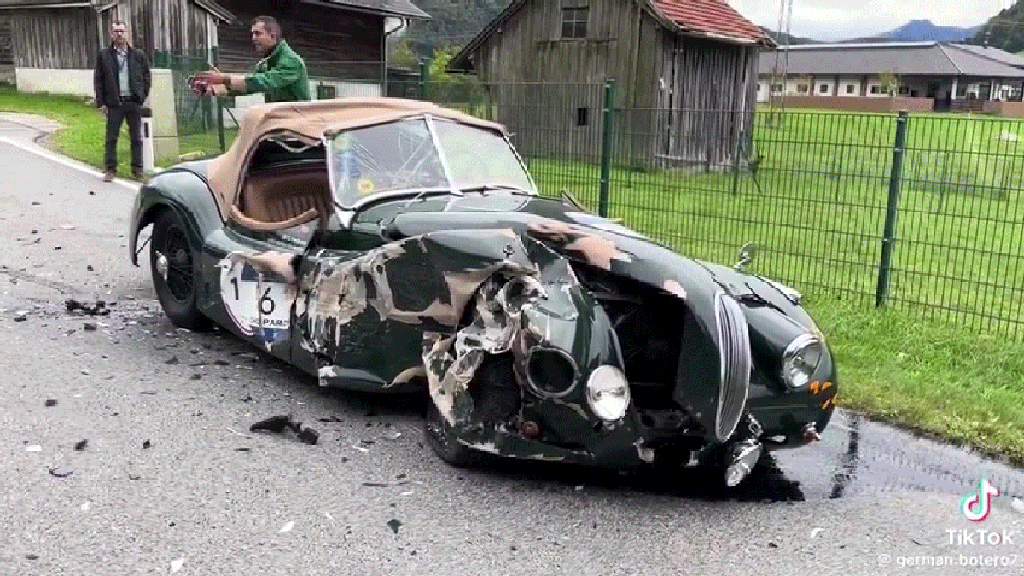 Nehoda raritního Jaguáru během Mille Miglia