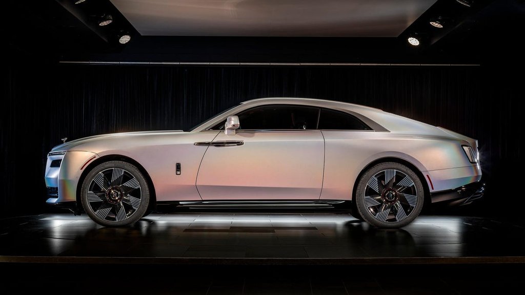 Rolls-Royce Spectre Lunaflair: Dúhový Sen