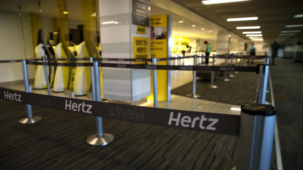 Klienci korzystają z luksusu na lotnisku Hertz