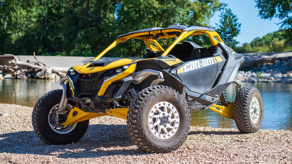 2024 Can-Am Maverick R: Hravé vzrušení na silnici