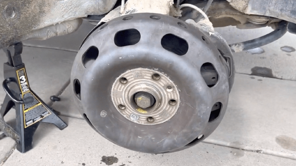 Neobvyklé brutalistické UFO brzdy od Audi