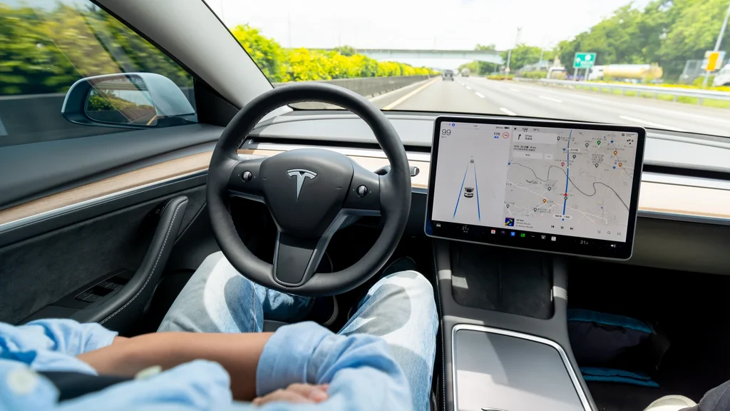 Testovanie autonómnych vozidiel Tesla a jeho riziká