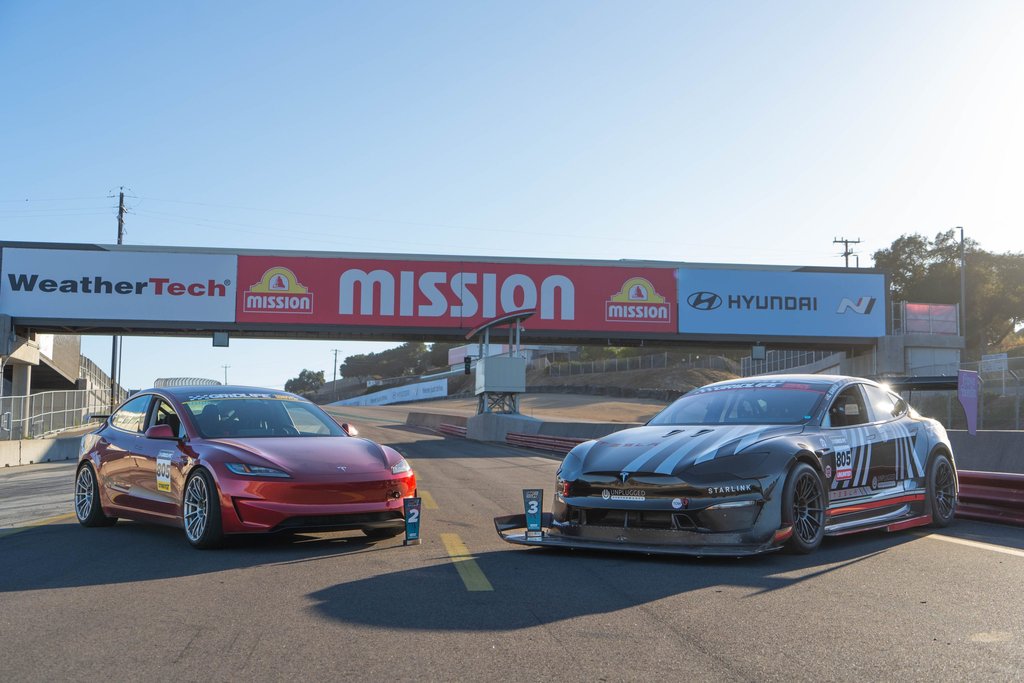 Tesly na pódium na festivale Gridlife Laguna