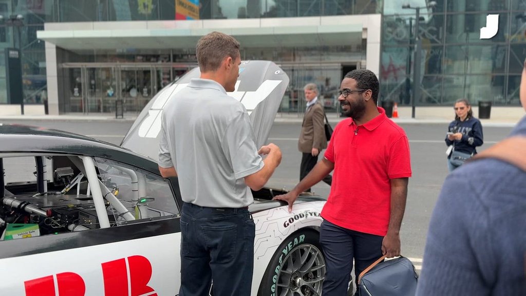 David Ragan a elektrické vozidlo NASCAR