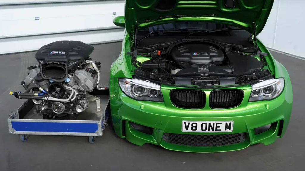 BMW 1M s 9,500-RPM V8 motorom
