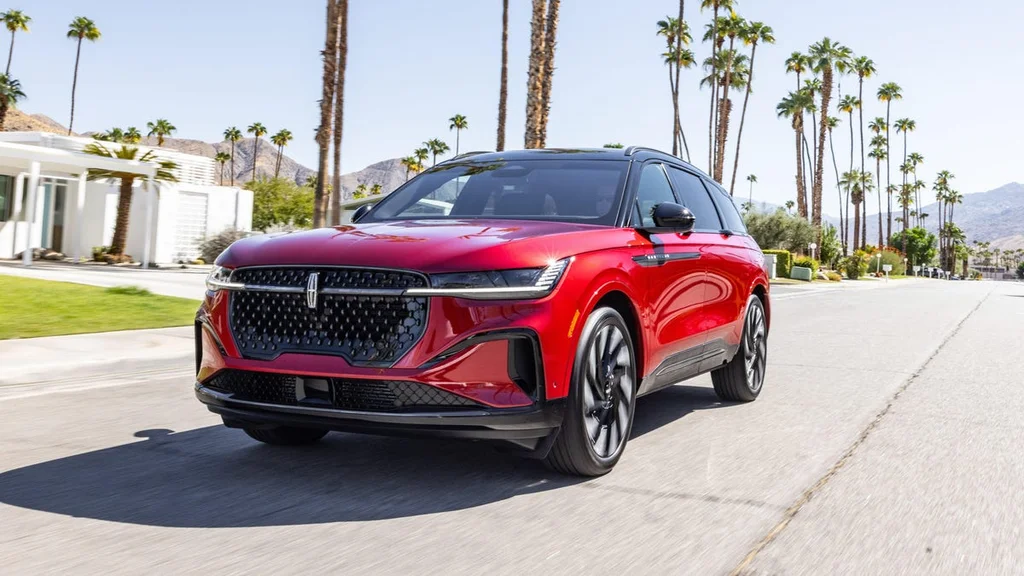 Lincoln Nautilus SUV roku 2025 podle MotorTrend