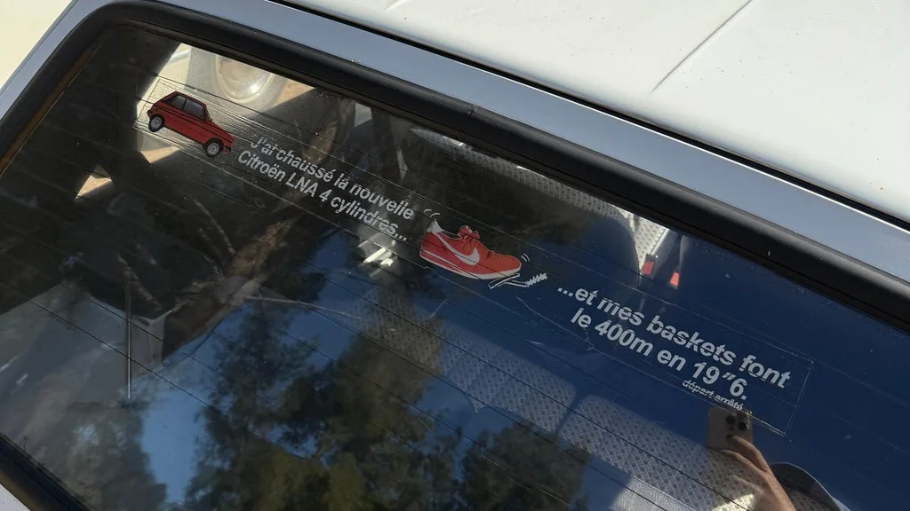 Vtipná nálepka Citroën: Behanie vs. jazda