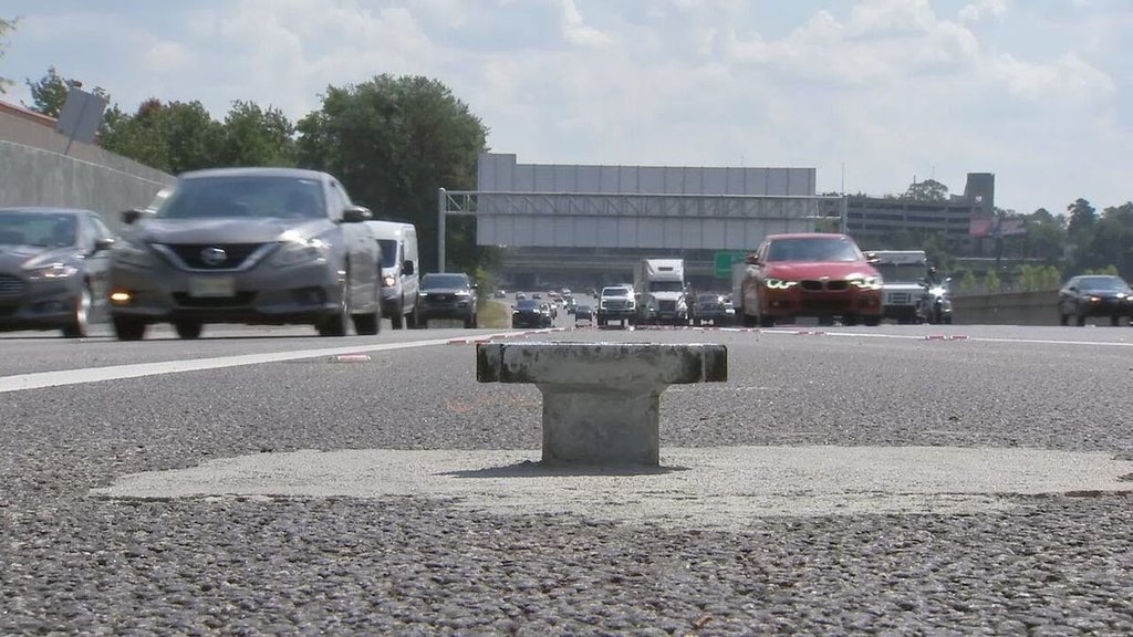 Betonové hroty na dálnici způsobily škody