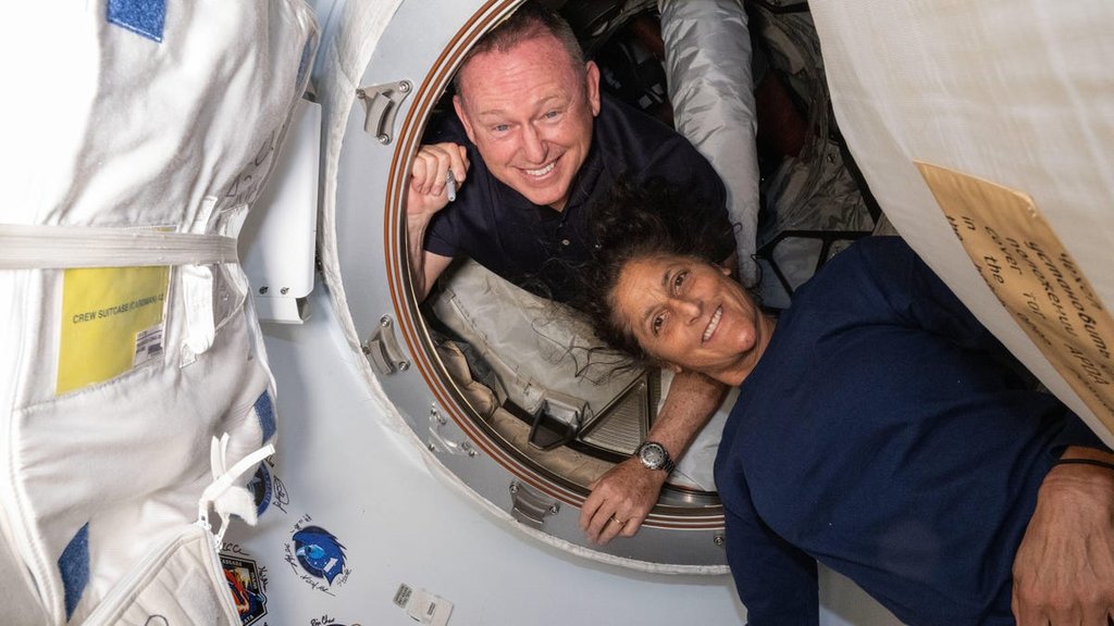Problémy s návratem astronautů s Starlinerem
