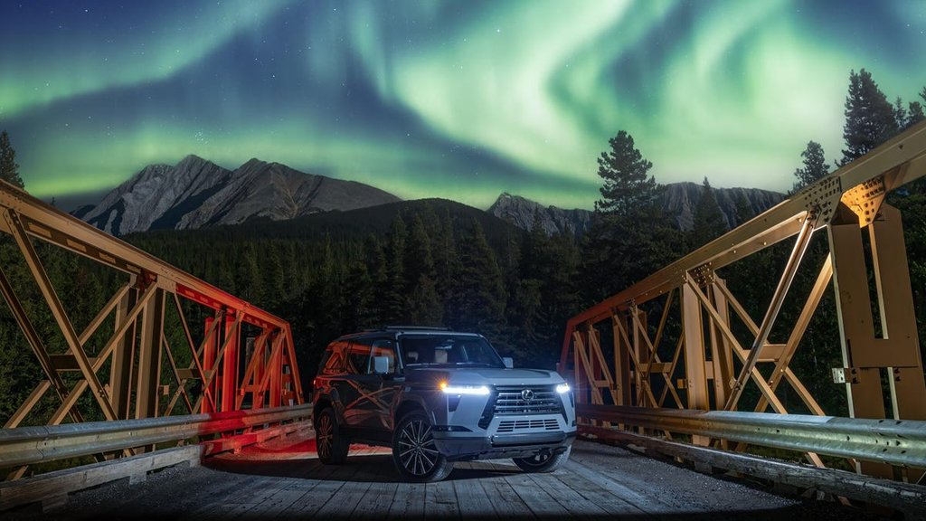 Nový Lexus GX 550 a polární záře v Banffu
