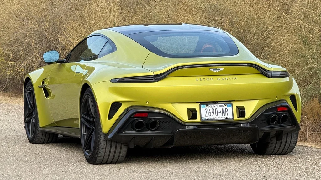 Nový Aston Martin Vantage 2025 ohromuje postojem
