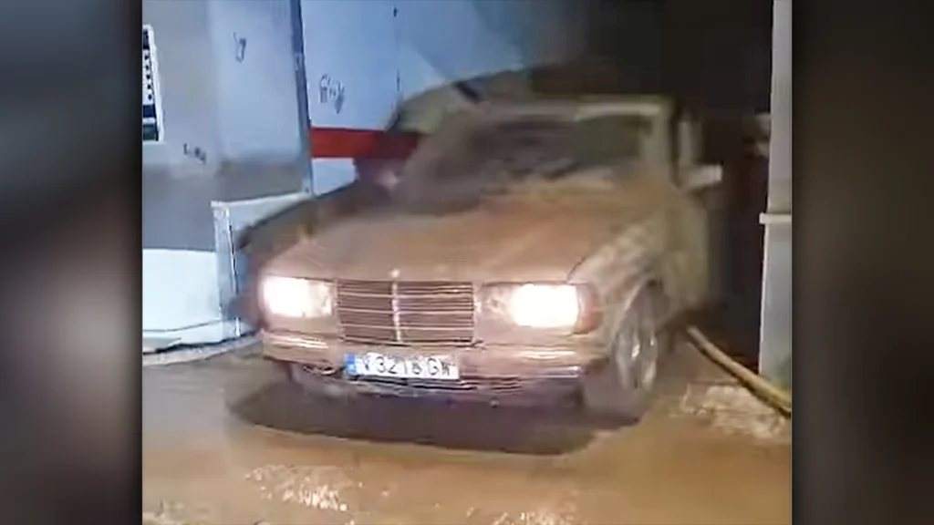 Mercedes 300D z zalanego garażu!