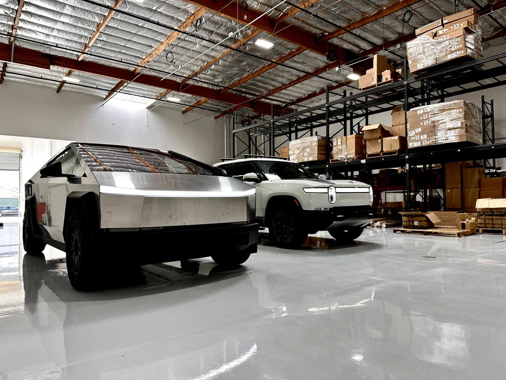 Tesla a Rivian dosahují podmíněného vyrovnání