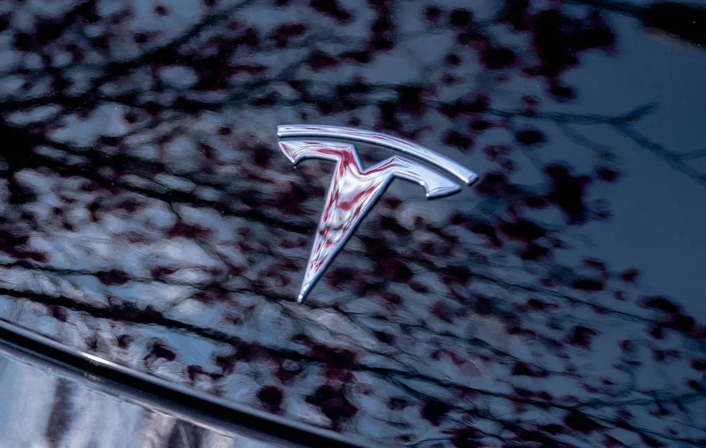 Tesla zavádí standard nízkovoltových konektorů