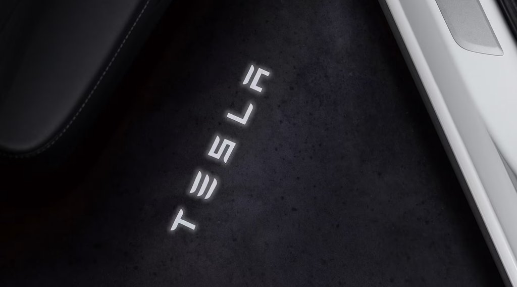 Tesla uvedie podsvietené projektory dverí