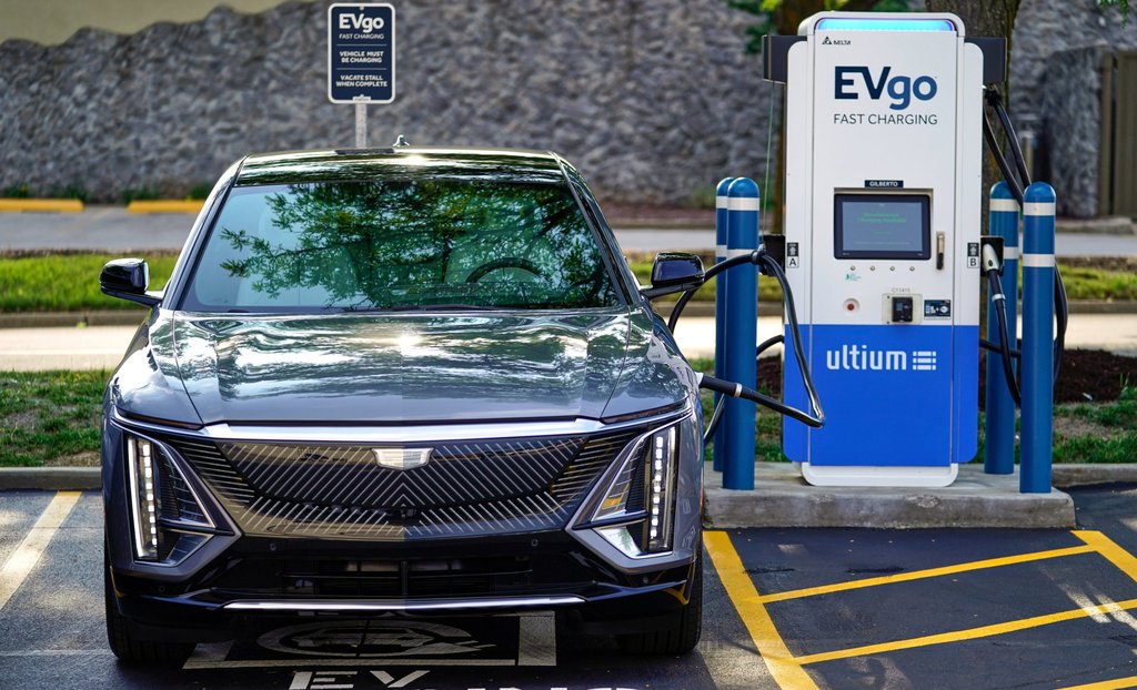 GM ve EVgo 2,000 Hızlı Şarj İstasyonu Kurdu