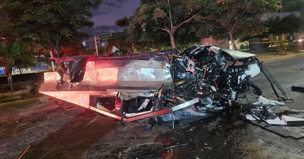 Meksika'da İki Tesla Cybertruck Kazası