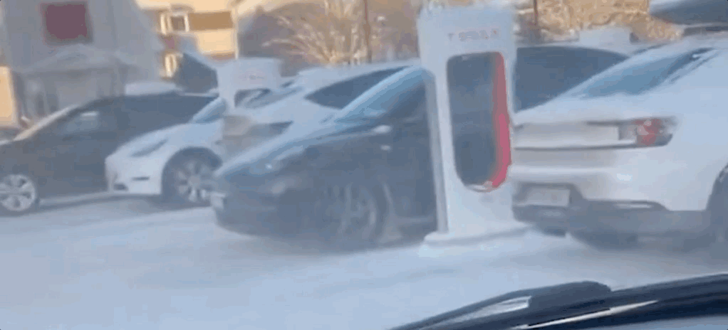 İsveç'teki Tesla Sürücüleri Uzun Kuyruklarda Bekliyor