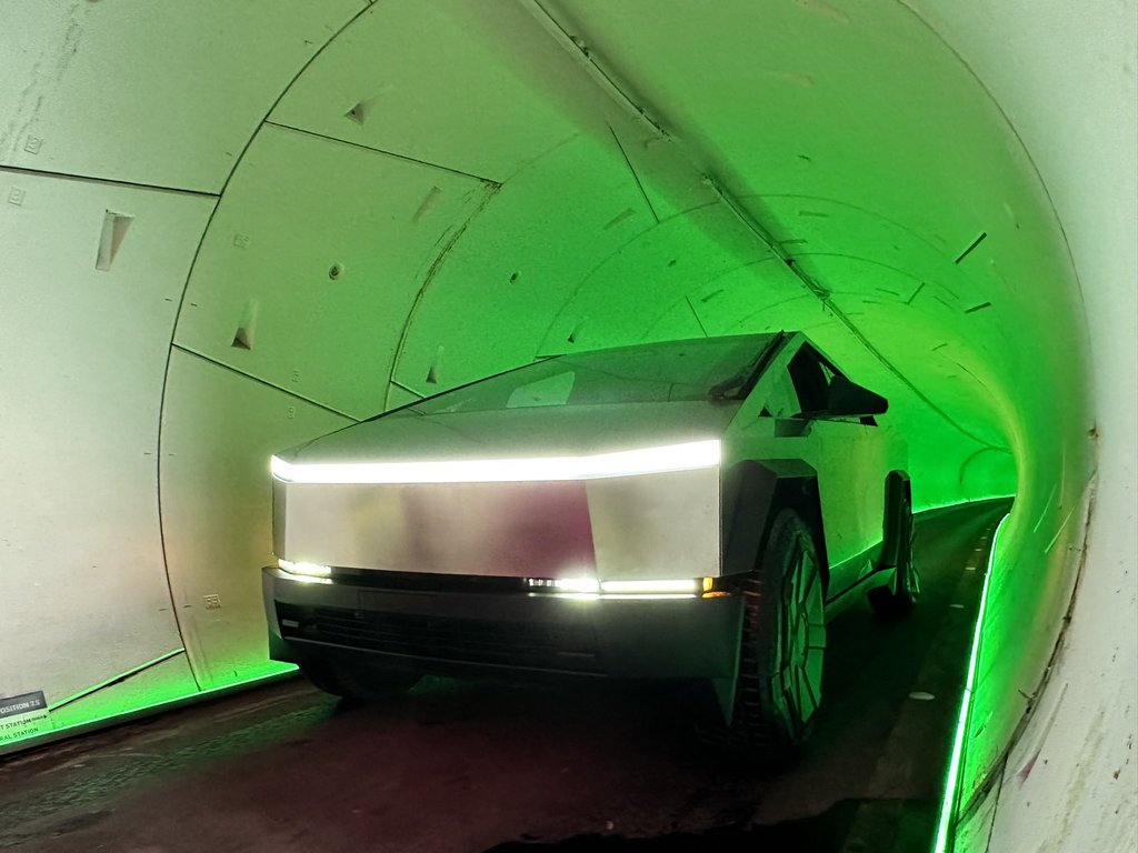 Tesla Cybertruck Tüneli Giga Texas'ta