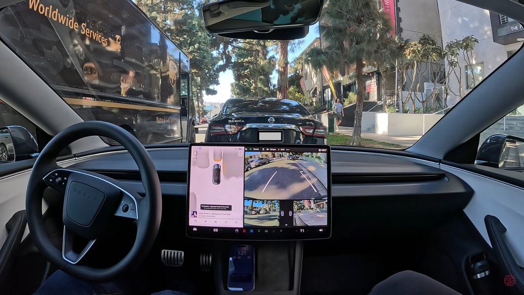 Tesla'nın FSD v13.2 ile Parktan Çıkışı