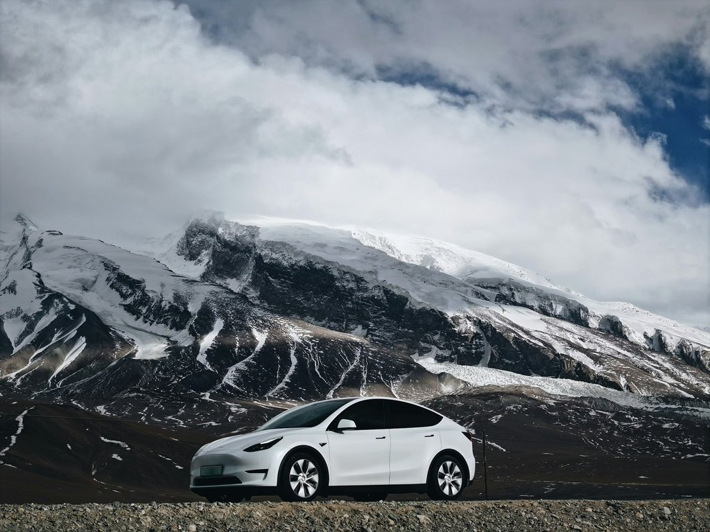 Tesla Çin: Eski Model Y Stokları Satılıyor