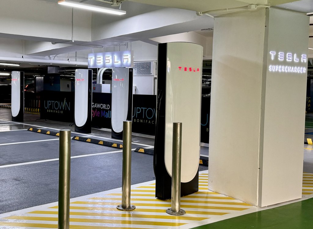 Tesla Filipinler'de İlk Süperşarj İstasyonunu Açtı