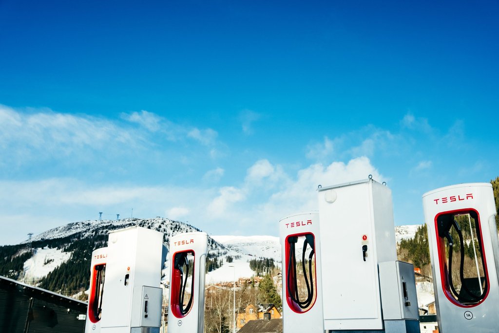 Tesla İsveç'te Şarj İstasyonları Enerji Bekliyor