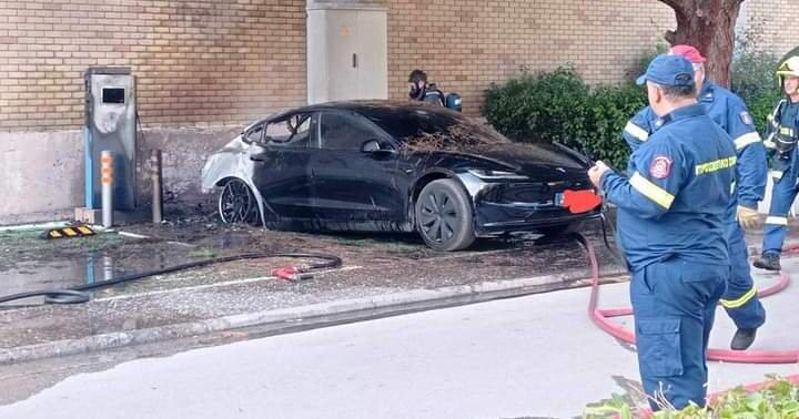 Gretsiyada Tesla zaryad paytida yondirildi