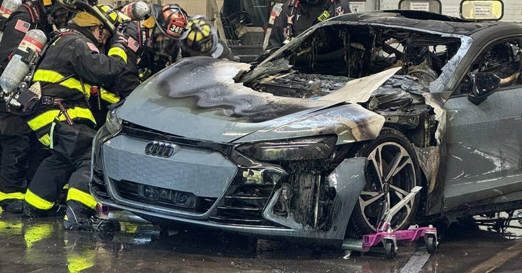 Audi E-Tron GT Garažda Ýangyňa Ugradyp