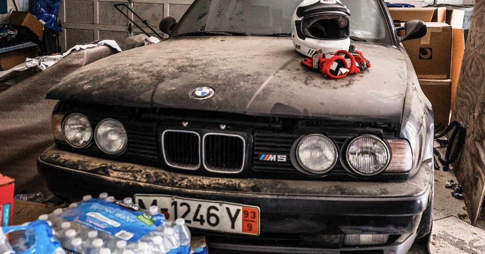 Une BMW M5 E34 oubliée découvrie dans un manoir