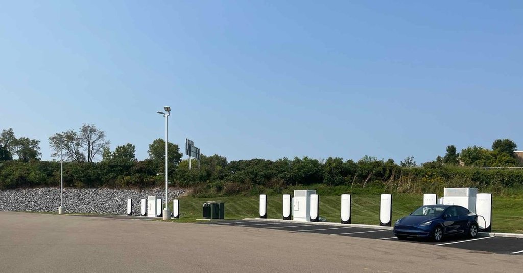 Dandy Mini Marts Tesla Supercharger орнатты