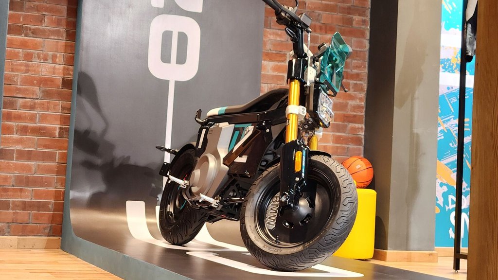 BMW CE 02 v Indiji po ceni 4,5 lakh