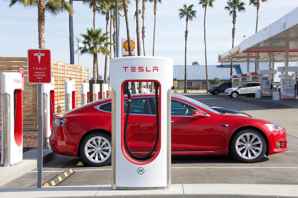 Stort Tesla-ladepark med 168 Superchargere