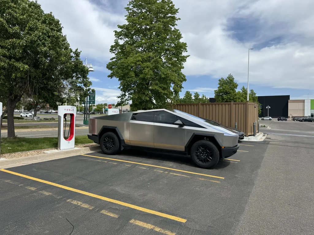 Tesla opoziva 27,185 Cybertrucka zbog odgode slike