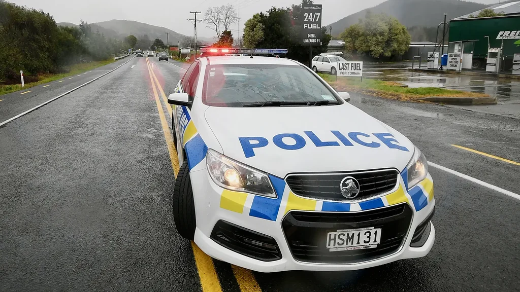 New Zealand PM'nin Limuzinine Polisiýa Çaknyşy