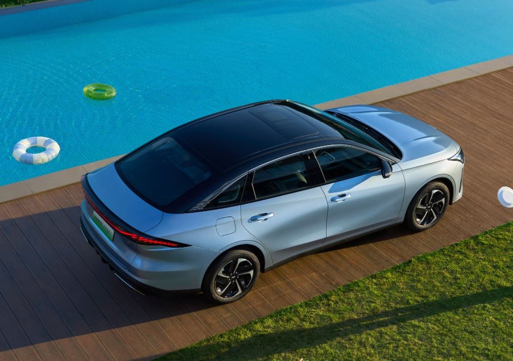 Geely Galaxy L6 EM-i PHEV: Жаңа седанның суреттері