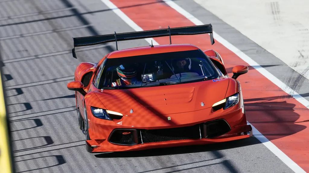 Ferrari Ýaryş Sürüjisi Bolmagyň Baýlygy