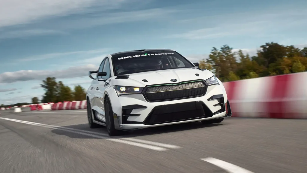 Skoda Enyaq RS Ýaryş Konsepti Tehnologiýalary Görkezýär