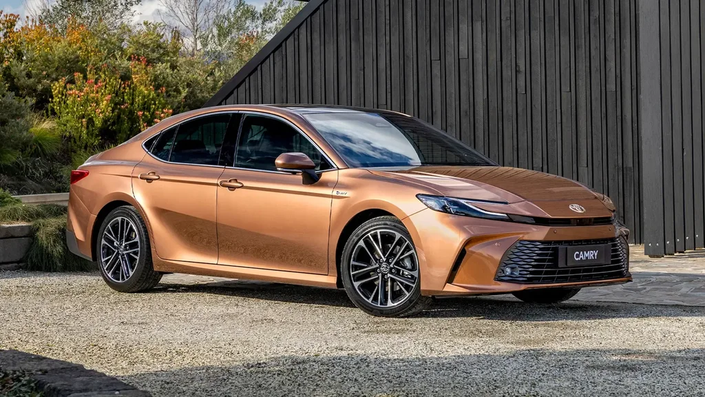 2025-nji Toyota Camry: Hibrid bilen täze ädim