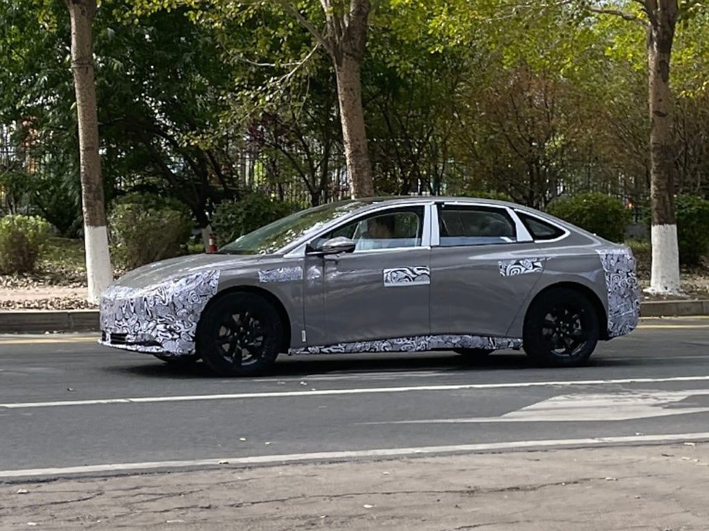 Hongqi EH5 elektrik sedan 2025 üçin synag edilýär