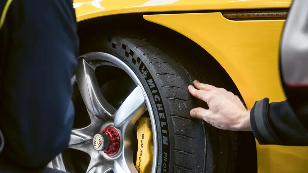 Porsche Carrera GT üçin täze tirkekler