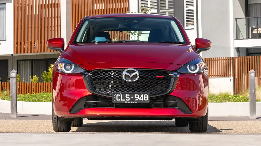 2025 Mazda 2: Базалық нұсқа алынып тасталды