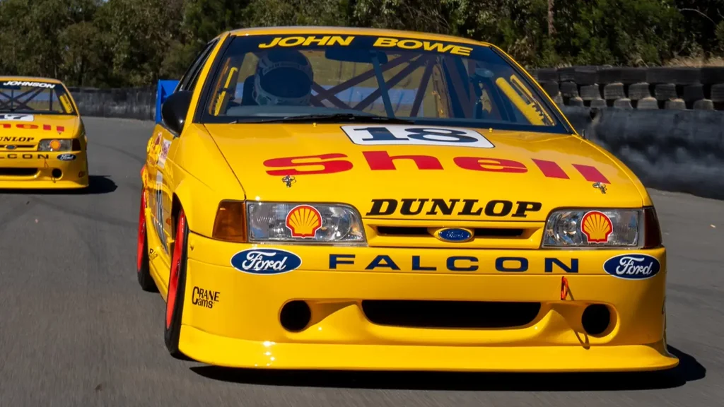 Дик Джонсон Рейсингтің V8 Ford Falcon сатылымда
